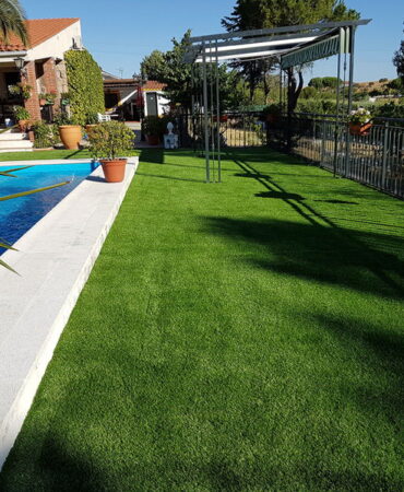 Instalación profesional de césped artificial en jardín residencial