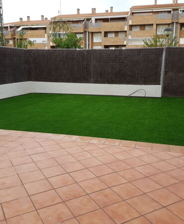 Césped artificial en patio trasero (4)